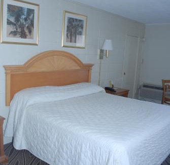 Downtown Myrtle Beach Hotel | Cozy Admiral Motor Inn with Oceanfront Pool Access