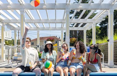 Ogunquit Hotel | Admiral's Inn Resort: Oceanfront Retreat with Pool & Hot Tub