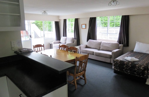 Springlands Hotel | Top-Rated Admirals Motor Lodge with Pool & Spa Amenities