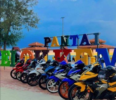 Kampung Arab Villa | ADN Homestay: Karaoke, Pool, and Oceanfront Bliss Await