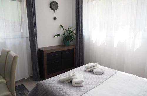 Psie Pole Apartment | Highly Rated Adobe Apartment - Family and Pet Friendly Stay