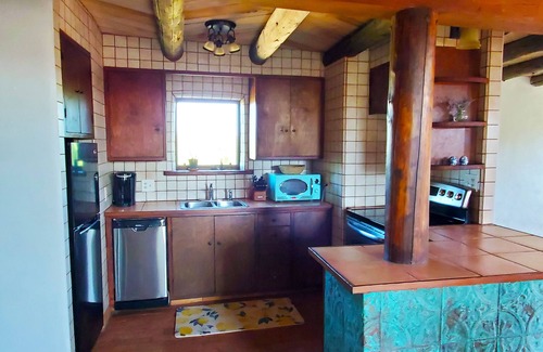 Canoncito House | Cozy Adobe Casita in Artistic Gallery Setting