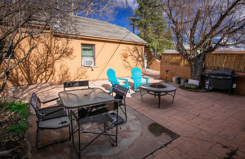Buena Vista House | Pet-Friendly Adobe Inn: Ideal Location in the Heart of Town