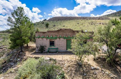 Alpine House | Discover Comfort at Adobe Vista: Pet & Child Friendly Stay