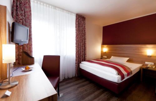 Nippes Bed & Breakfast | Adolphs Hotel: Family-Friendly Stay with Hot Tub & Dining