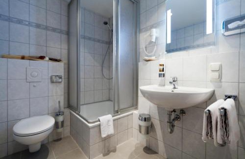 Nippes Bed & Breakfast | Adolphs Hotel: Family-Friendly Stay with Hot Tub & Dining