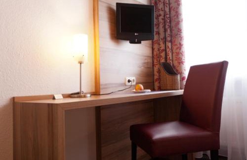 Nippes Bed & Breakfast | Adolphs Hotel: Family-Friendly Stay with Hot Tub & Dining