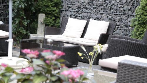 Nippes Bed & Breakfast | Adolphs Hotel: Family-Friendly Stay with Hot Tub & Dining