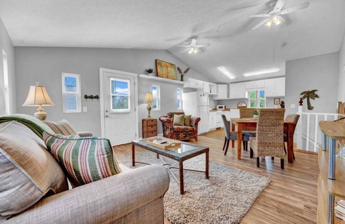 Lynn Haven House | Cozy 1 BDR with Full Kitchen and Laundry Amenities