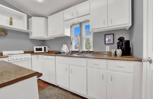 Lynn Haven House | Cozy 1 BDR with Full Kitchen and Laundry Amenities