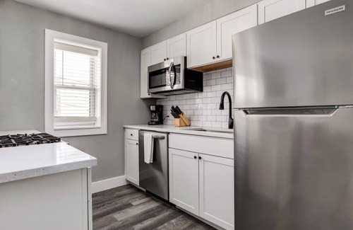 Country Club Plaza Area Apartment | Inviting 1 Bedroom Condo Steps from Plaza Shops