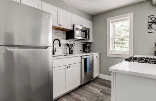 Country Club Plaza Area Apartment | Inviting 1 Bedroom Condo Steps from Plaza Shops