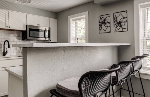 Country Club Plaza Area Apartment | Inviting 1 Bedroom Condo Steps from Plaza Shops