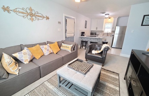Dallas Apartment | Charming 1-Bedroom Guesthouse with Spa and Free Parking