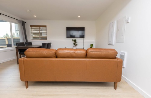 Courtenay House | Modern 1 Bedroom Suite with Kitchen & Breakfast Included