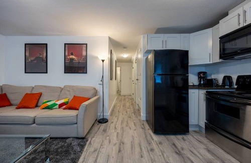 South Newton House | Tranquil 2-Bedroom Retreat in a Serene Neighborhood