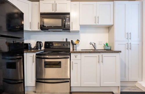 South Newton House | Tranquil 2-Bedroom Retreat in a Serene Neighborhood