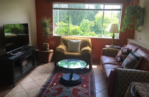 Deep Cove House | Adorable 2-bedroom Suite in Deep Cove