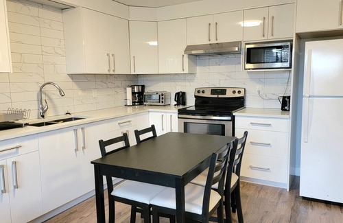 Abbotsford Apartment | Charming 2-Bedroom Basement Suite - Guest Rated 9.6/10