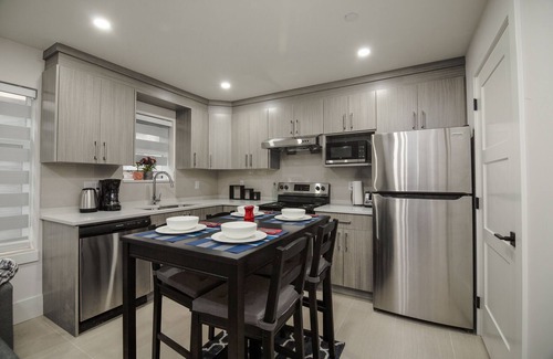 Vancouver South House | Cozy 2 Bedroom Guest Home with Kitchen & Breakfast Included