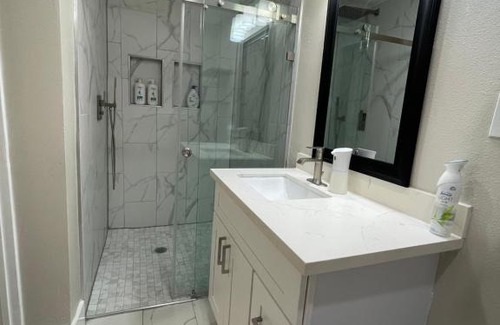 Northside Apartment | Charming 2-Bedroom Guesthouse: Pet & Child Friendly Stay