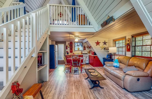 Bushnell Cabin | Cozy A-Frame with Riverfront, Fishing Pier & Firepit