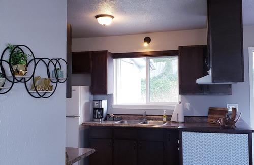 Grants Pass House | Cozy Private Guest Home Near Hospital - Rated 10/10