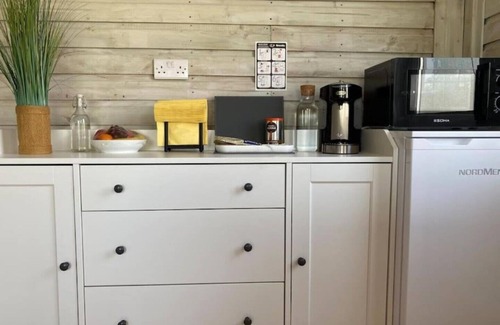 Raheen Ski Chalet | Beautiful Country Cabin with Breakfast & Family Amenities