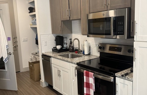 East Cesar Chavez Apartment | Cozy Downtown Studio with Pool and Pet-Friendly Amenities