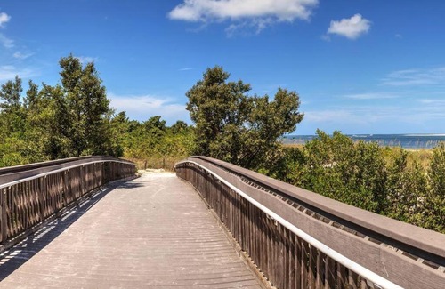 Gleneagles Apartment | Charming Condo Retreat with Pool in Naples, 4-Star Stay