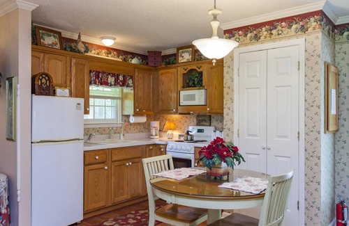 Mount Juliet Cottage | Charming Cottage with WiFi, Kitchen & Hot Tub - 10/10 Rated!