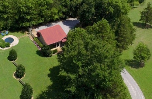 Mount Juliet Cottage | Charming Cottage with WiFi, Kitchen & Hot Tub - 10/10 Rated!