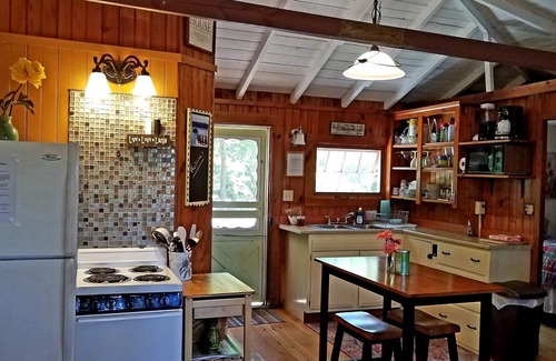 Bridgton Cabin | Charming Cottage by the Beach with Pool & Ocean Views