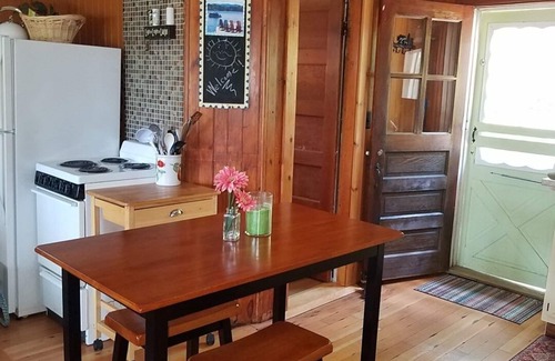 Bridgton Cabin | Charming Cottage by the Beach with Pool & Ocean Views