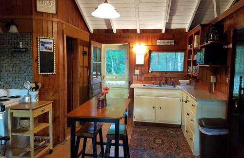 Bridgton Cabin | Charming Cottage by the Beach with Pool & Ocean Views