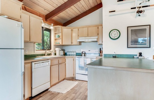 Copalis Beach House | Cozy Beach Cottage with Ocean View & Full Kitchen Amenities