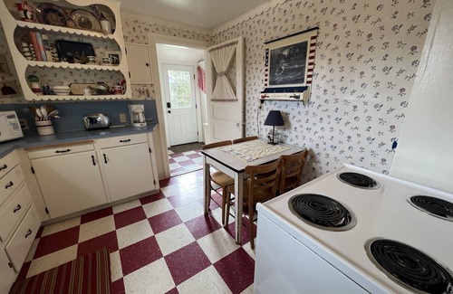 Gearhart House | Charming Americana-Themed Cottage in Gearhart – Rated 9.6/10