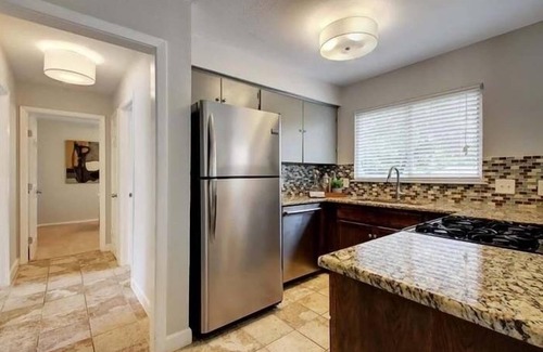 Pecan Springs Springdale House | Inviting Cozy House with Pool and Lake Views for Families