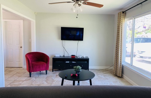 Pecan Springs Springdale House | Inviting Cozy House with Pool and Lake Views for Families