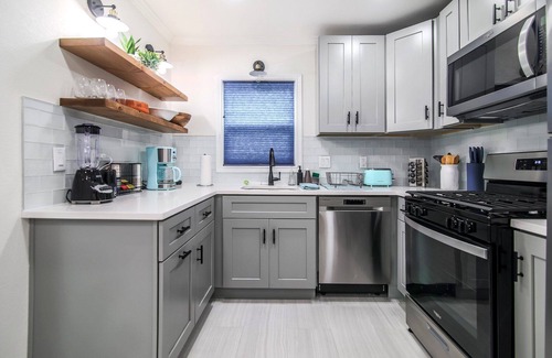 Cherrywood House | Charming East Austin Cottage Near Downtown Attractions