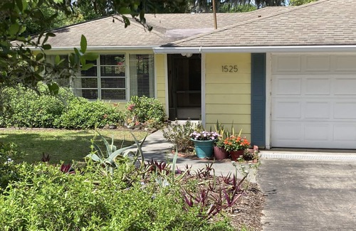 Mount Dora House | Idyllic Getaway: Adorable House in Mount Dora with Views