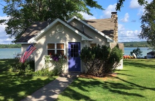 Ponshewaing House | Inviting Lakefront Cottage on Beautiful Crooked Lake