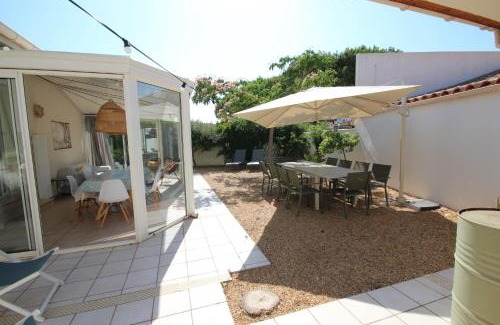 Portiragnes-Plage Villa | Charming Oceanfront Retreat with Garden Access and High Rating