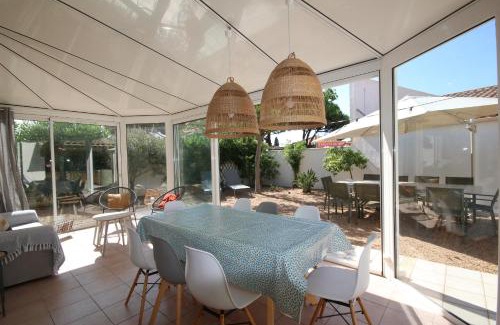 Portiragnes-Plage Villa | Charming Oceanfront Retreat with Garden Access and High Rating