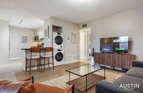 Brentwood Apartment | Inviting N Lamar Living with Pool, Spa & Family-Friendly Stays