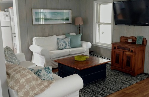 Westbrook Center Cottage | Charming New England Cottage Steps from the Beach
