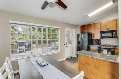 Northeast Pensacola House | Cozy North Pensacola Cottage with Private Yard & Fast WiFi