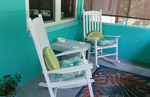 De Funiak Springs House | Charming Queen House Steps from Lake DeFuniak Springs