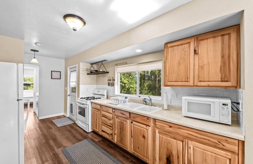 Cedar Ridge Cottage | Charming Country Cottage with Pool and Pet-Friendly Amenities