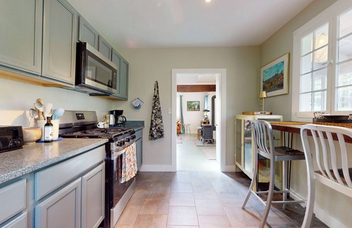 Woodstock Cabin | Charming Red Cottage Near Woodstock with Pet-Friendly Amenities